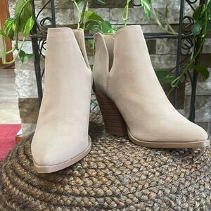 BAMBOO Women’s Beige Ankle Booties W/ Heels Sz 8